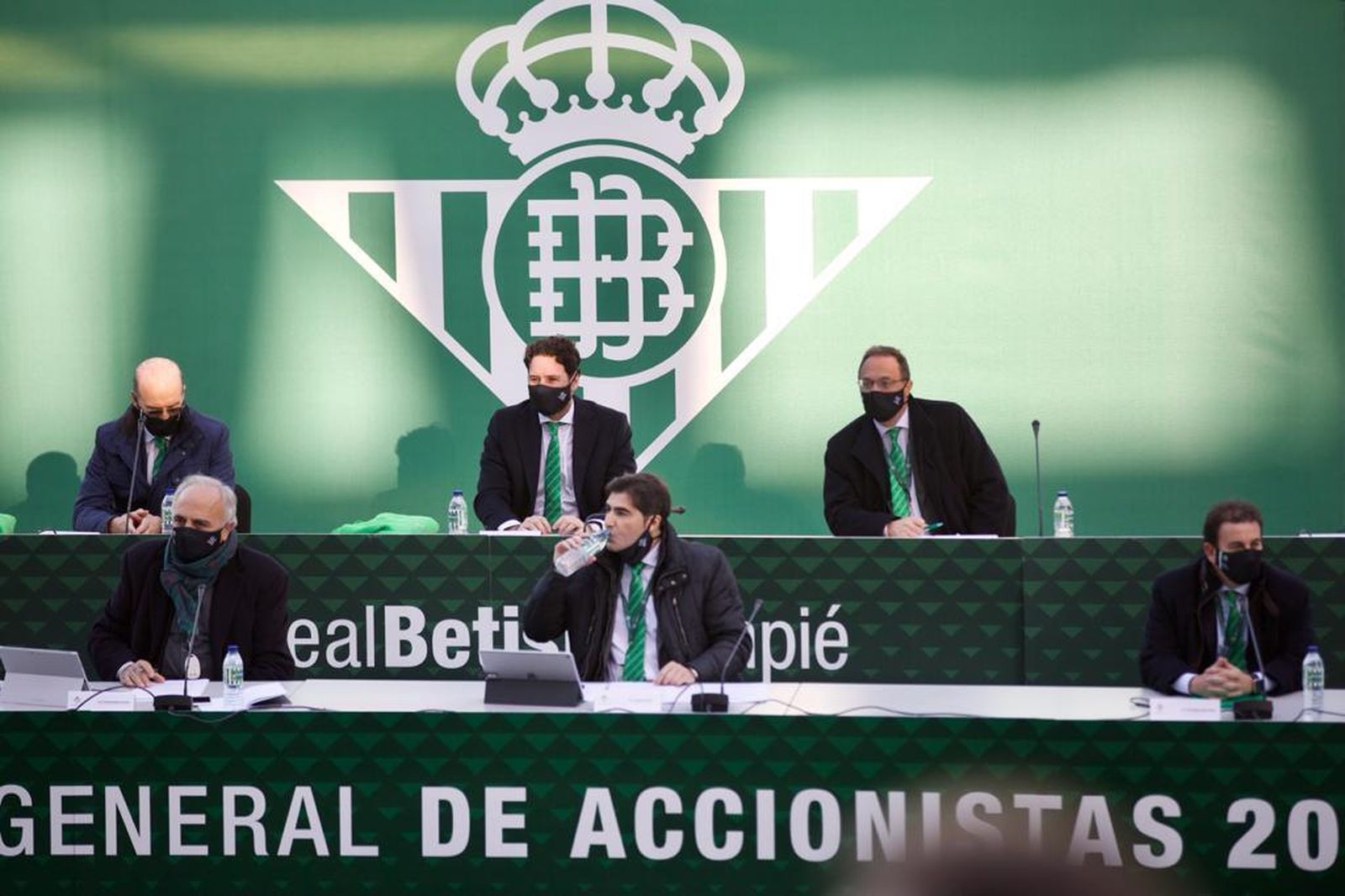 La mesa de la Junta General del Betis.