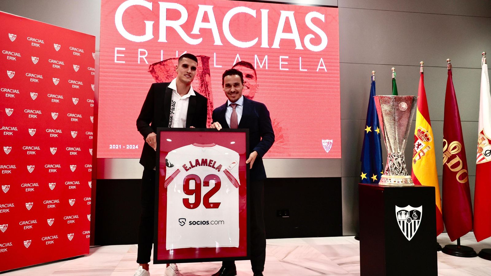Lamela recibe de Del Nido Carrasco el recuerdo de sus 92 partidos como sevillista.