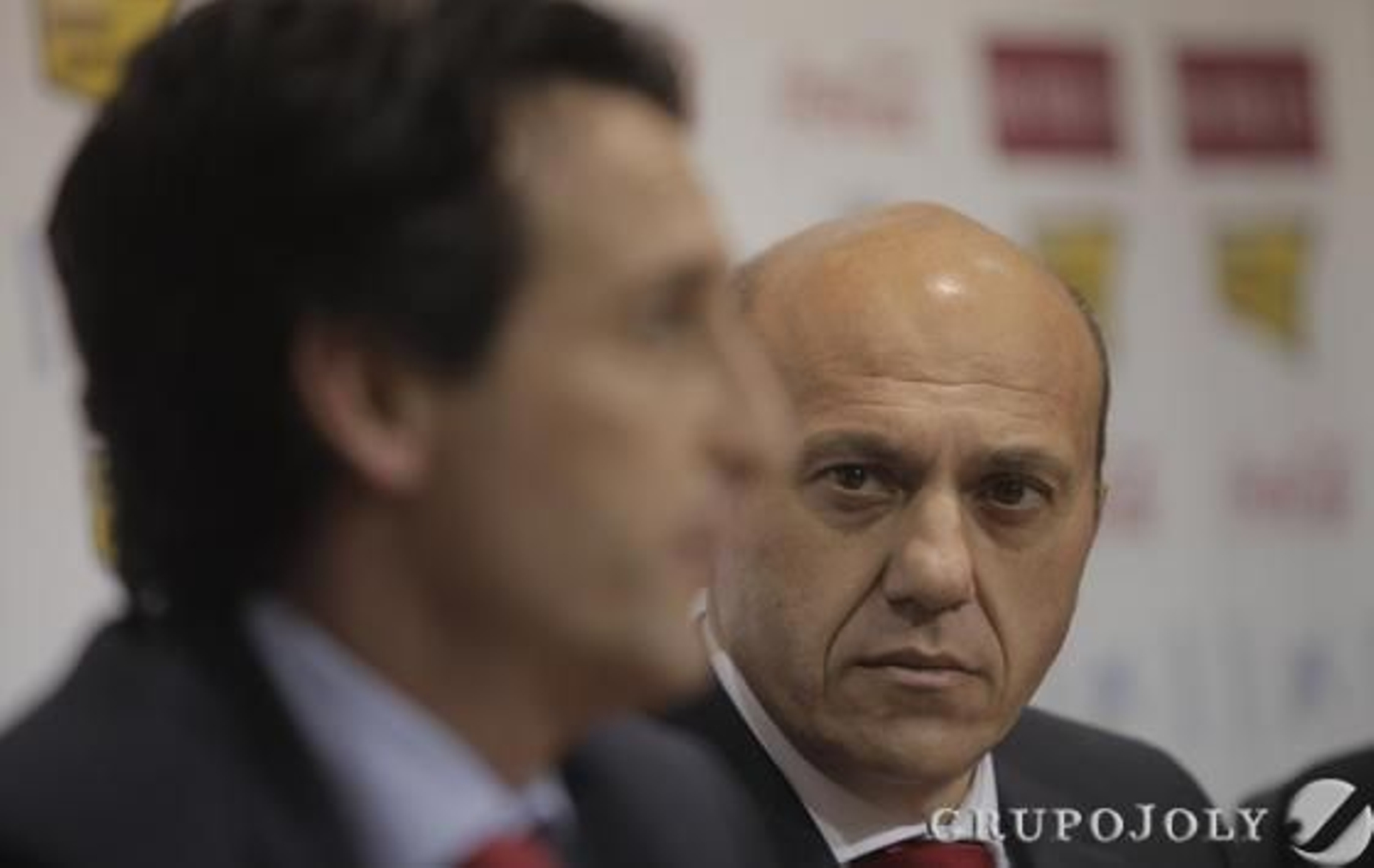 Del Nido escucha a Emery en la presentación del técnico.

Foto: Antonio Pizarro