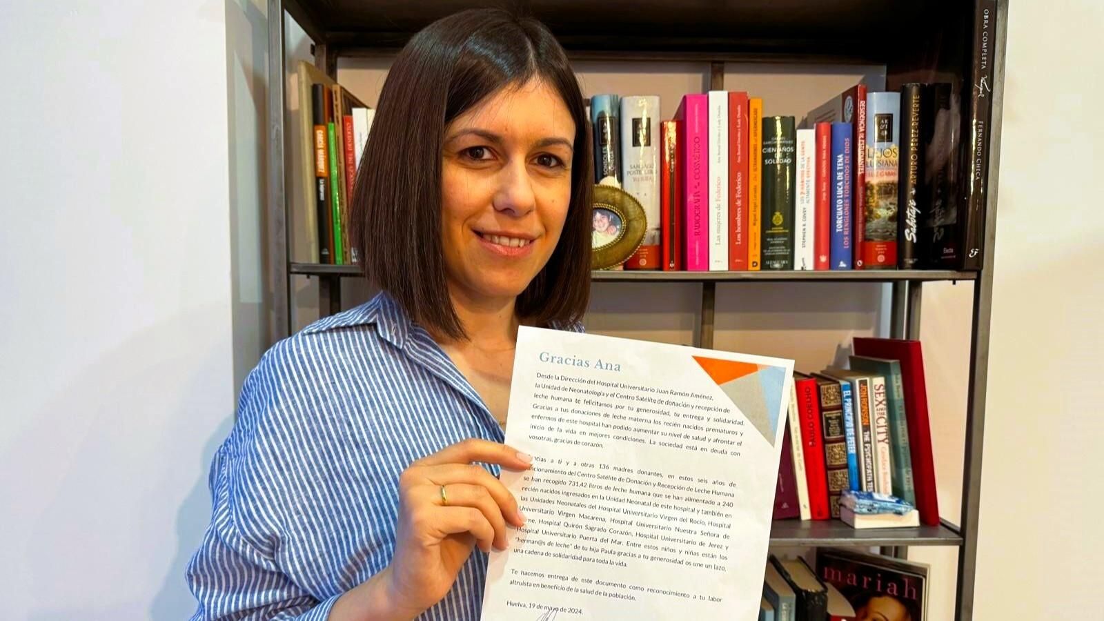 Una mamá donante con su diploma.