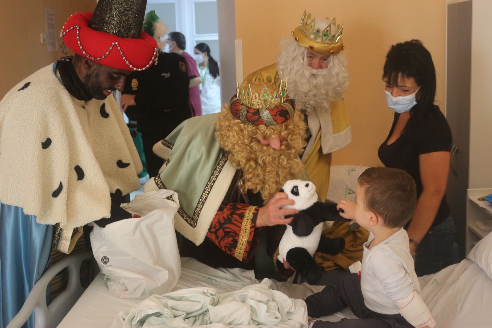La visita de los Reyes Magos al Hospital de Puerto Real en imágenes