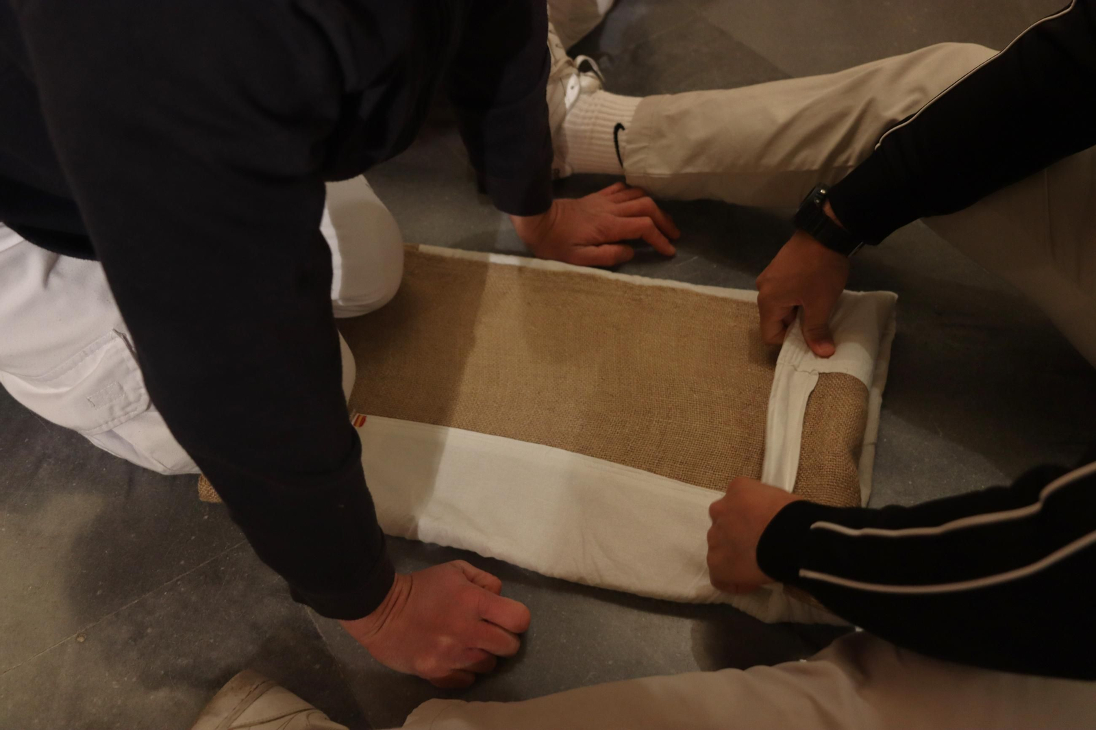 La salida de la hermandad de San Pablo desde el Santuario de los Gitanos