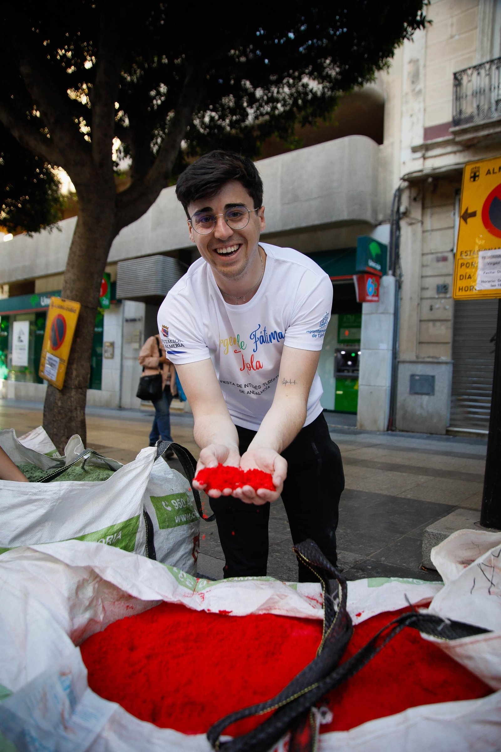 Así es la alfombra de serrín de 60 metros en el Paseo de Almería, en imágenes.