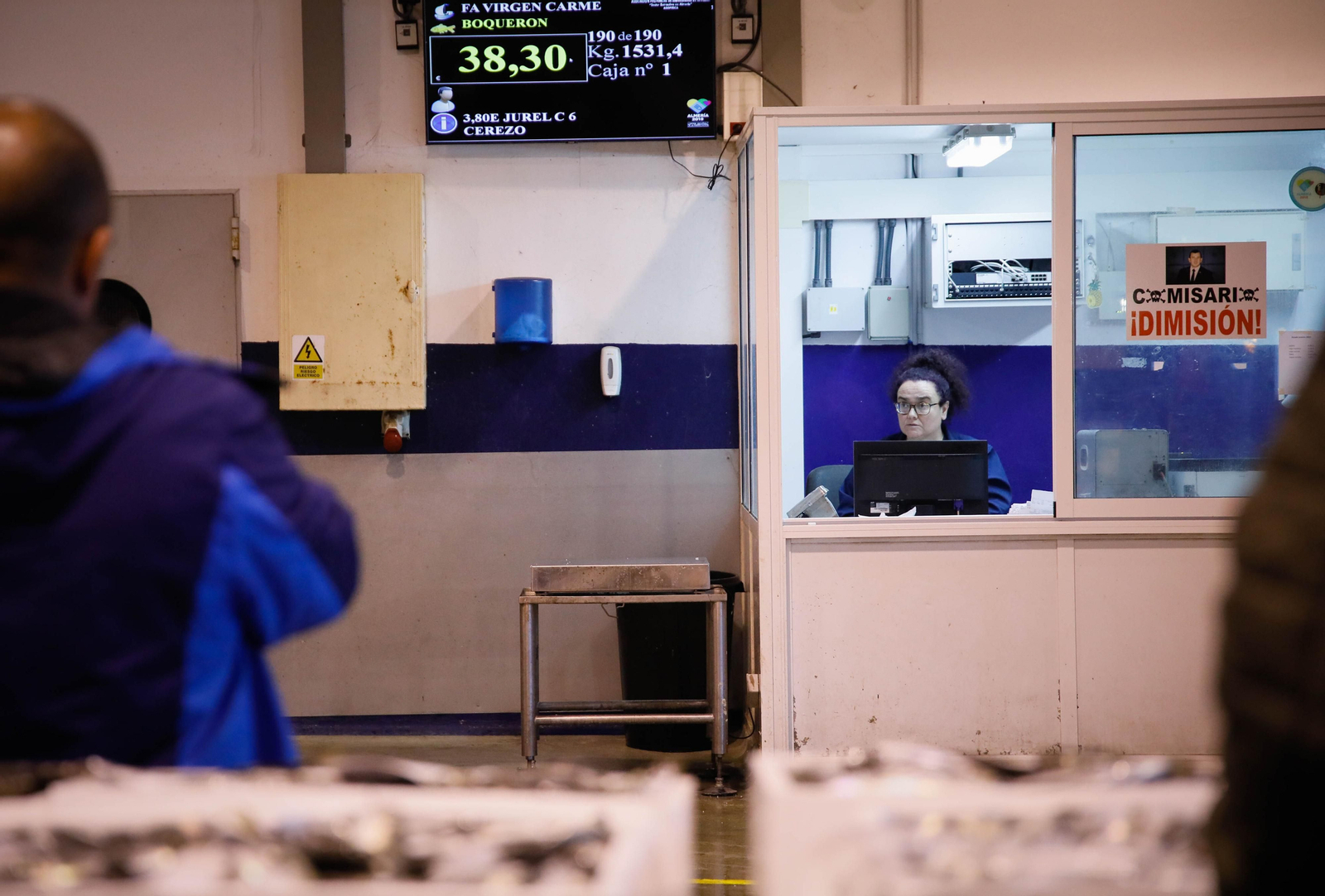 Te contamos en imágenes como ha sido la descarga de las traiñas en la lonja de Almería