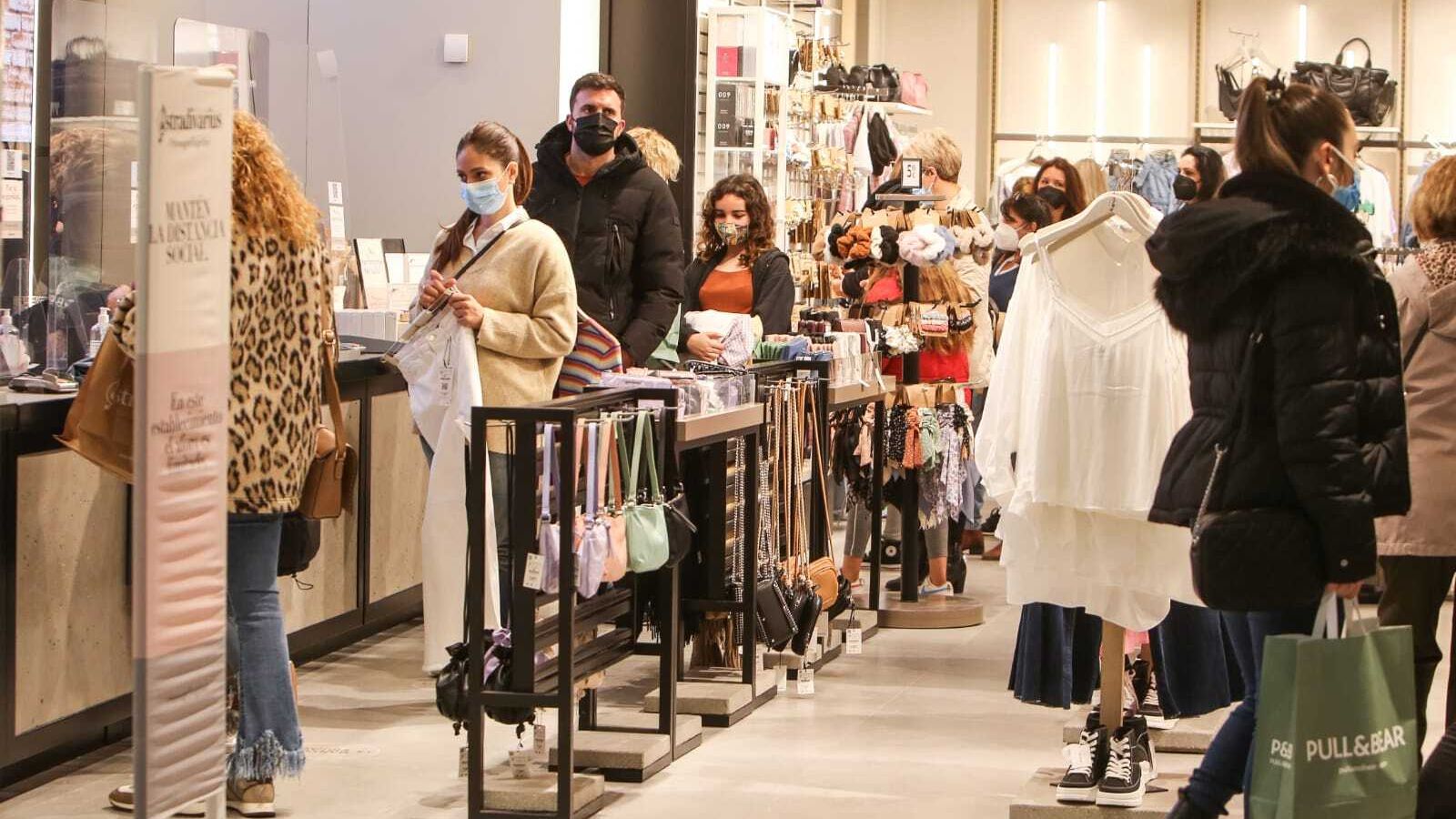 Clientes en una tienda de Bahía Sur.
