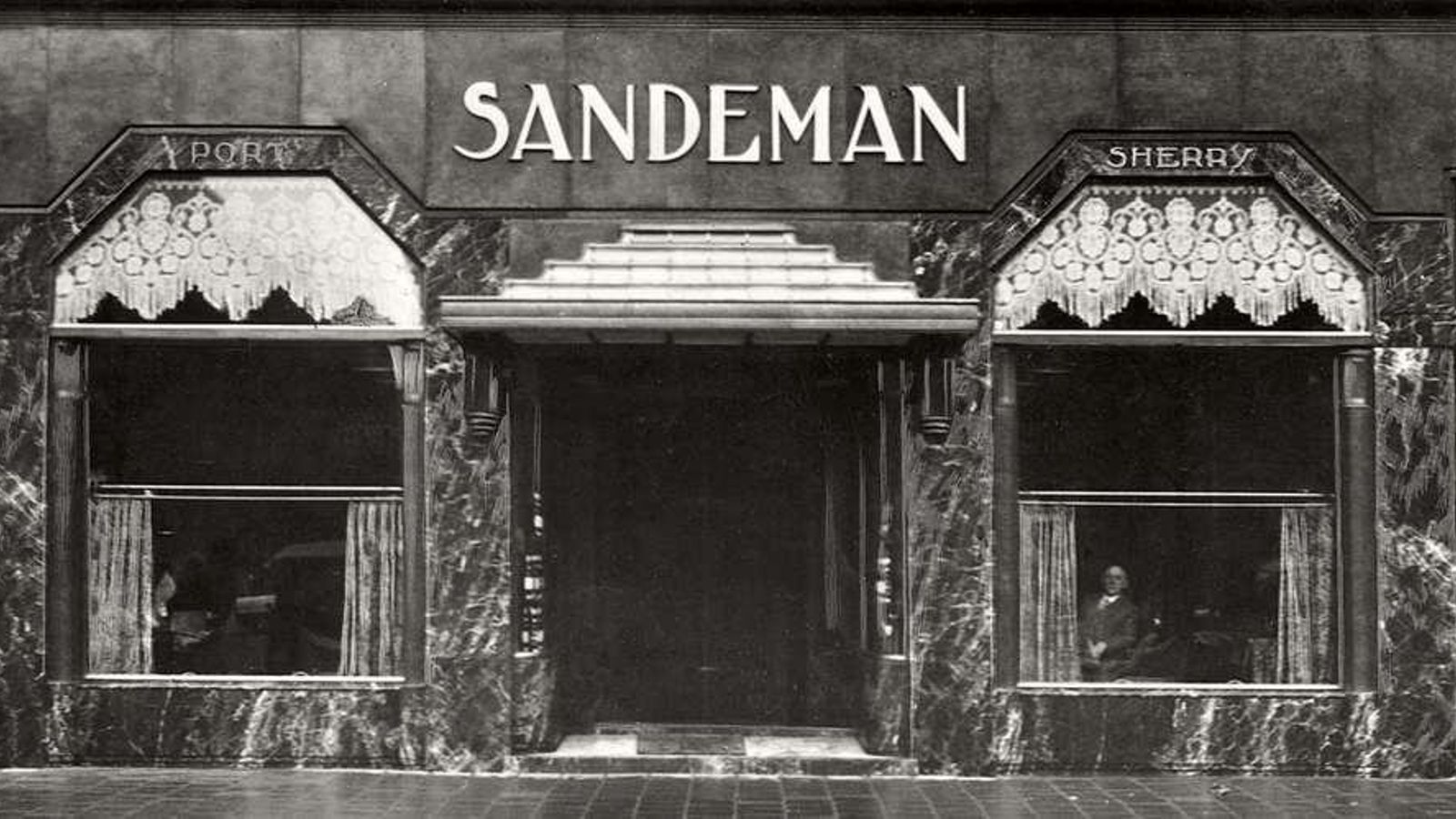 Sherry en la fachada del restaurante Sandeman, Rotterdam, 1928. Sherry en la fachada del restaurante Sandeman, Rotterdam, 1928.