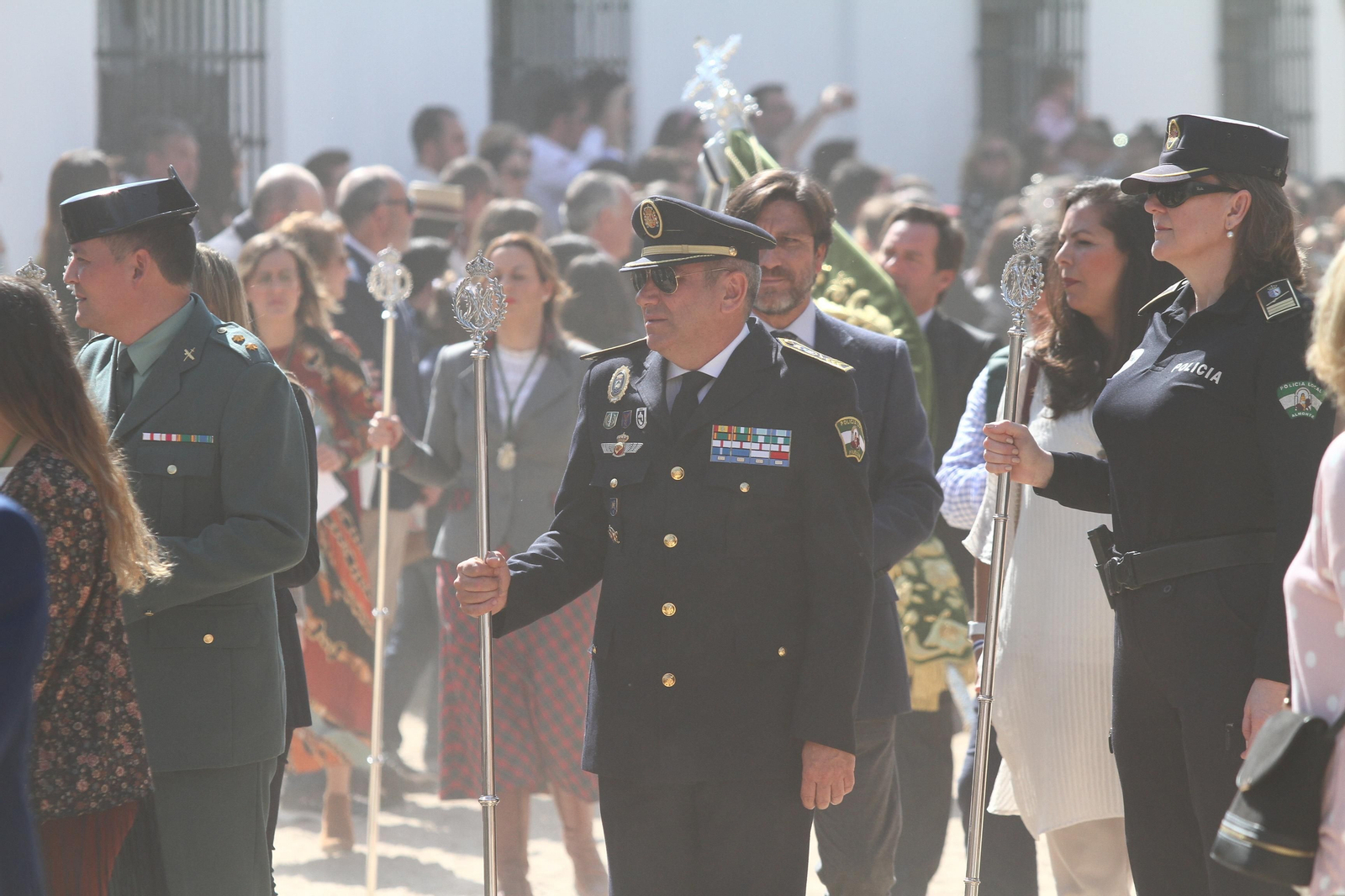 La Hermandad de Huelva se presenta ante la Virgen del Rocío en su peregrinación a la aldea almonteña