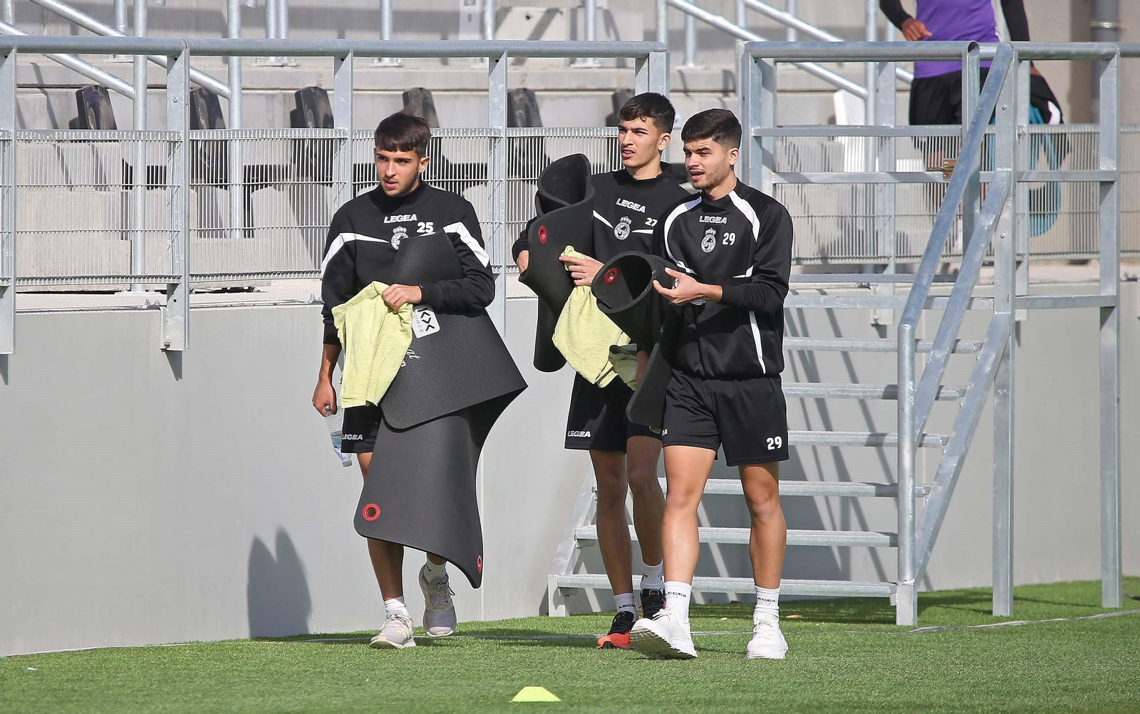 Javi Méndez, Fali y Manu Fajarne se dirigen al terreno de juego