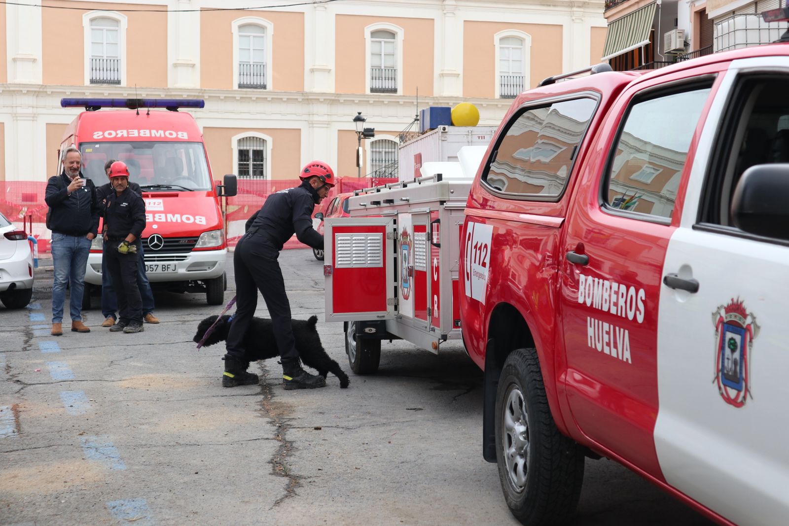 Simulacro de rescate de la Unidad Canina, en la Plaza de la Merced