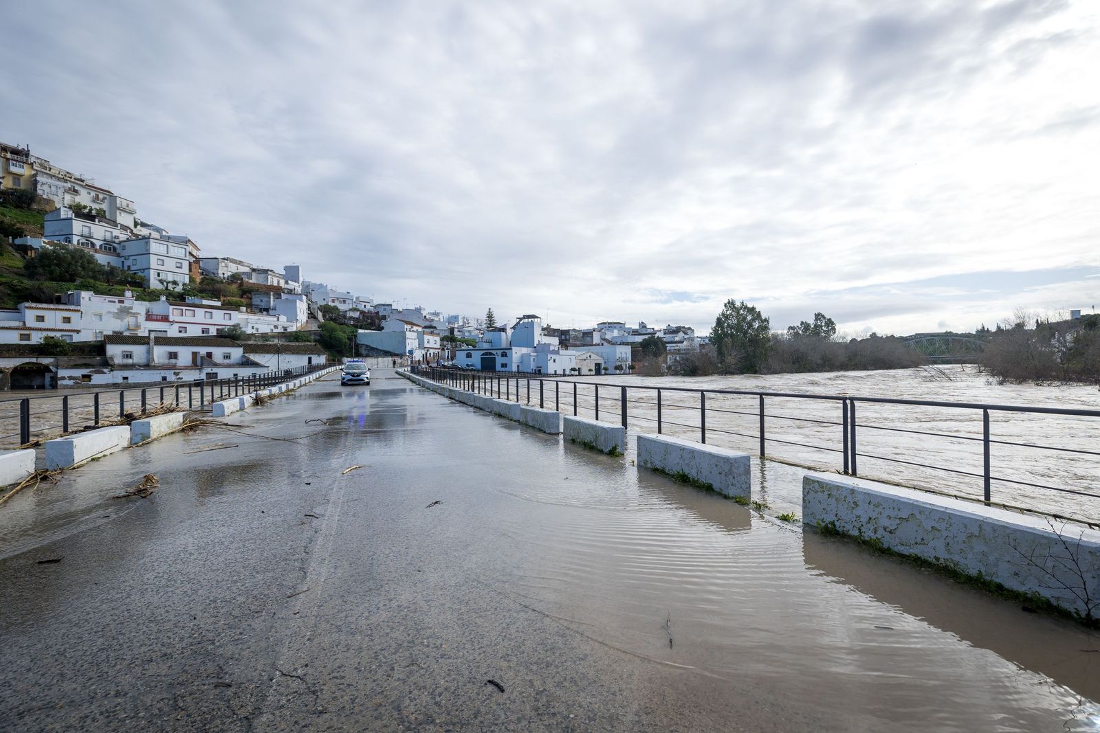 Las imágenes de las inundaciones en Arcos: la espectacular crecida del río Guadalete por la apertura de las presas