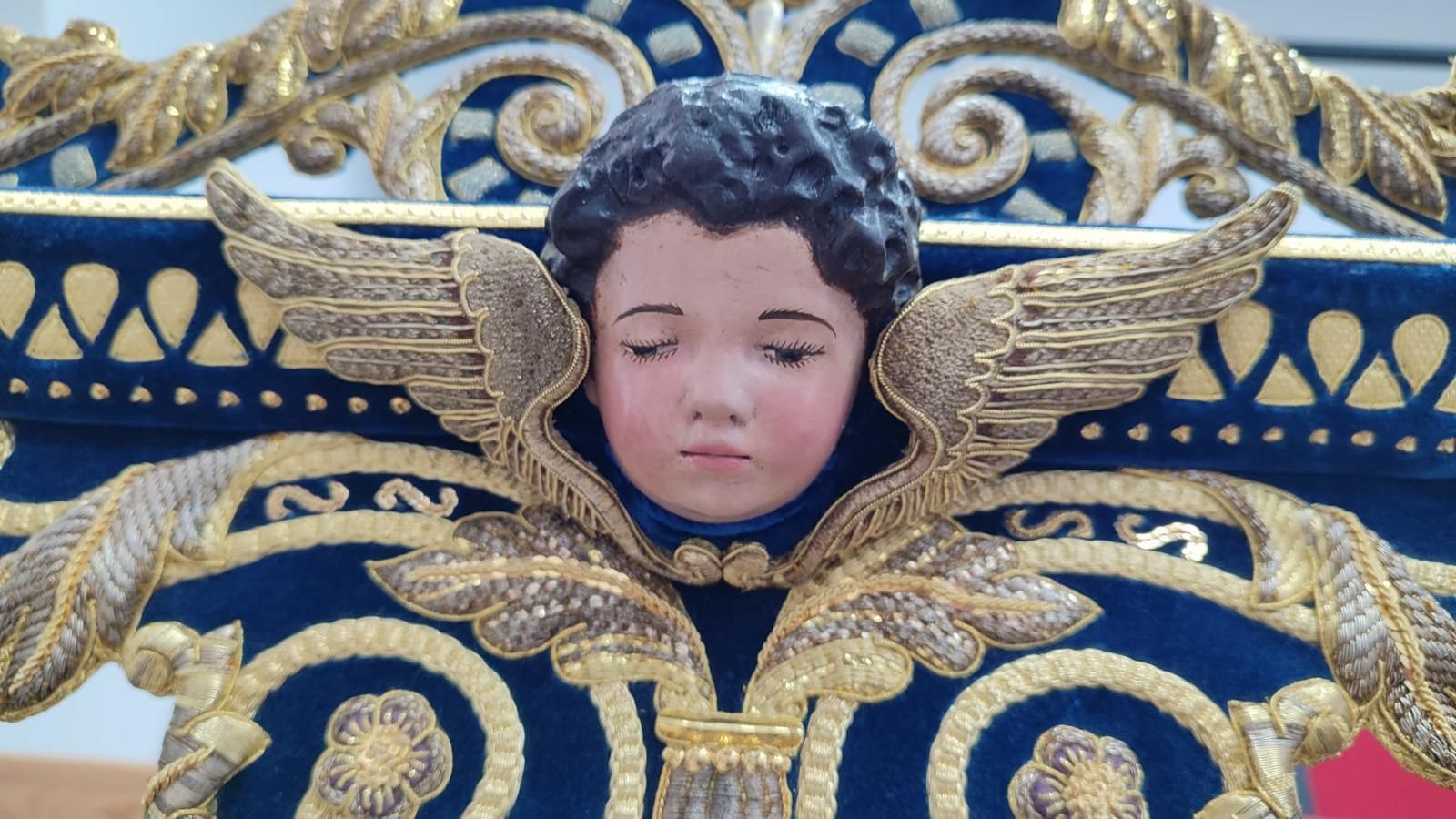 Restauración de uno de los angelitos