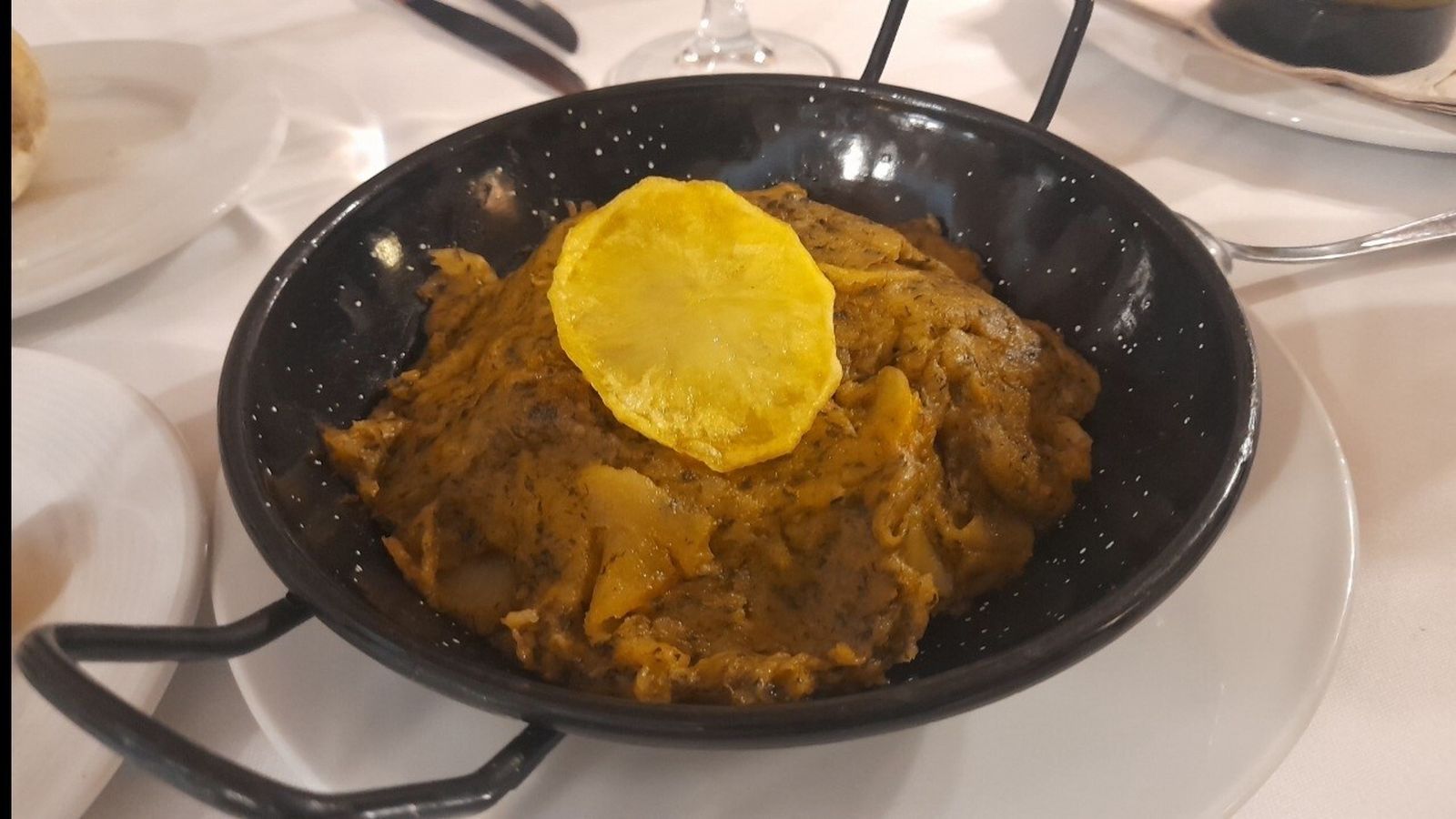 Una sartén con salmorejo de Adamuz