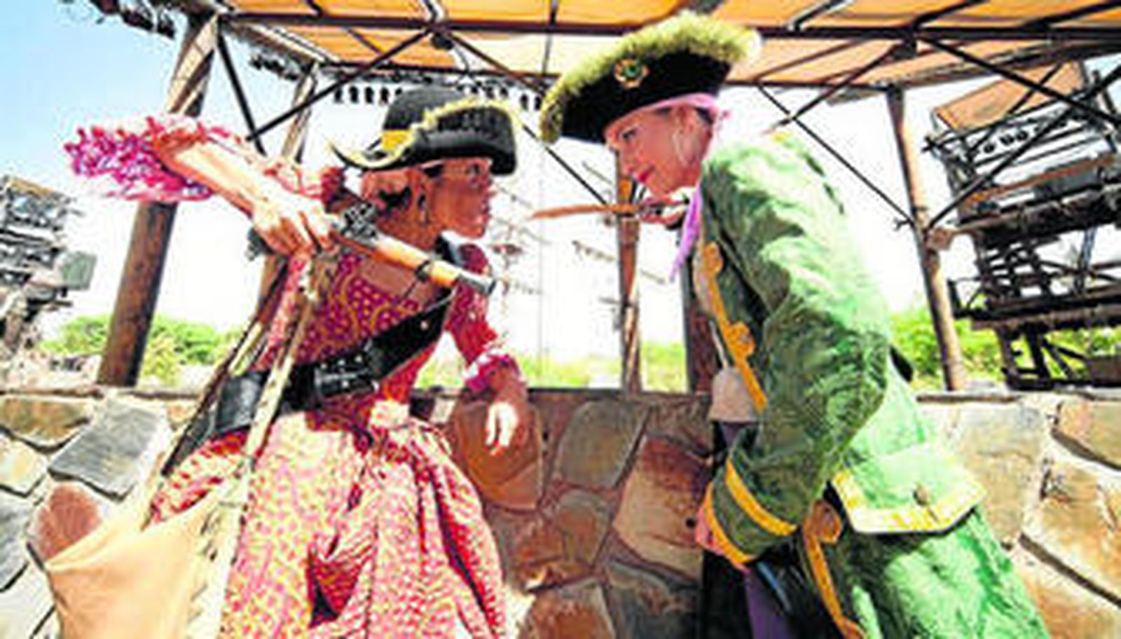 Algunos de los actores que participan en la Animación Pirata en Isla Mágica.