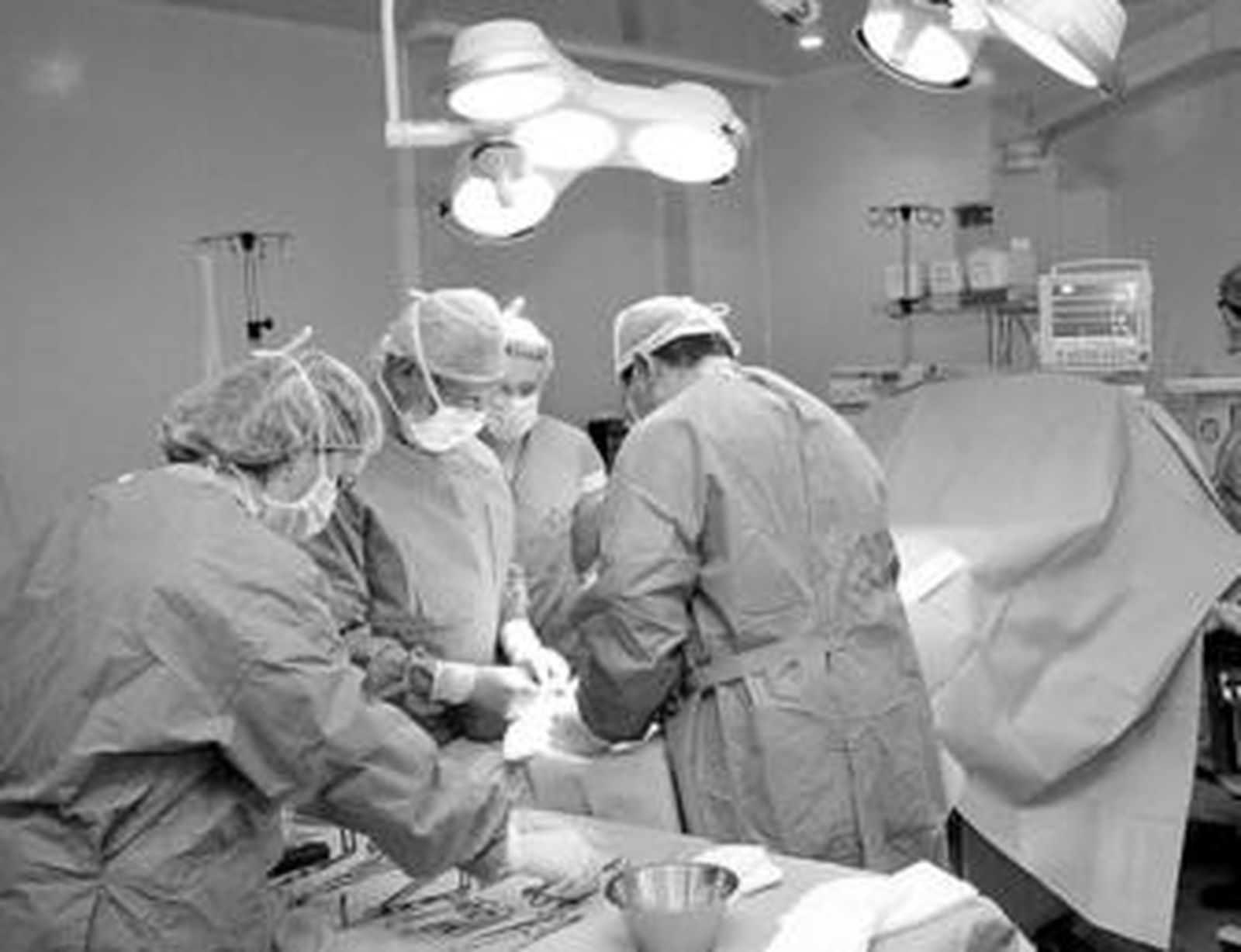 Una intervención quirúrgica en el Hospital Juan Ramón Jiménez.