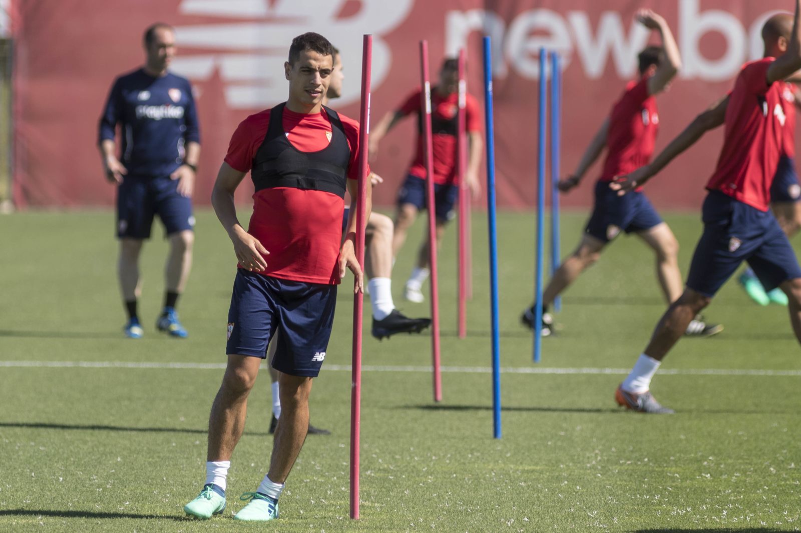 Wissam Ben Yedder  sortea una pica en el entrenamiento.