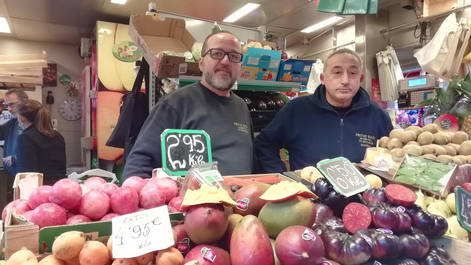 Sergio Soto y Manuel Florido, del puesto Frutas Miguel, del mercado de Atarazanas.