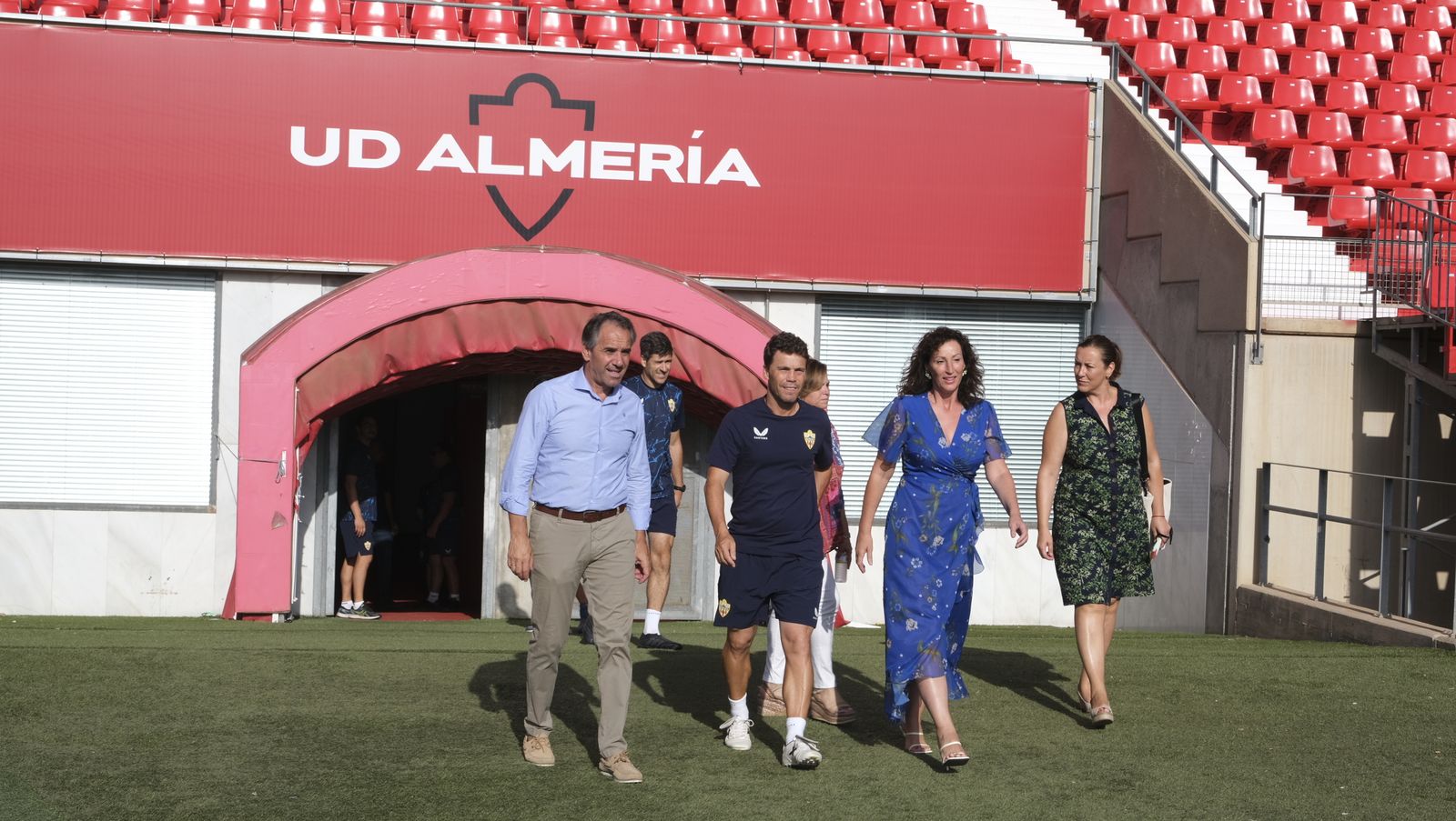 Imágenes de la visita de la Alcaldesa de Almería, María Vázquez, a los jugadores de la U.D. Almería