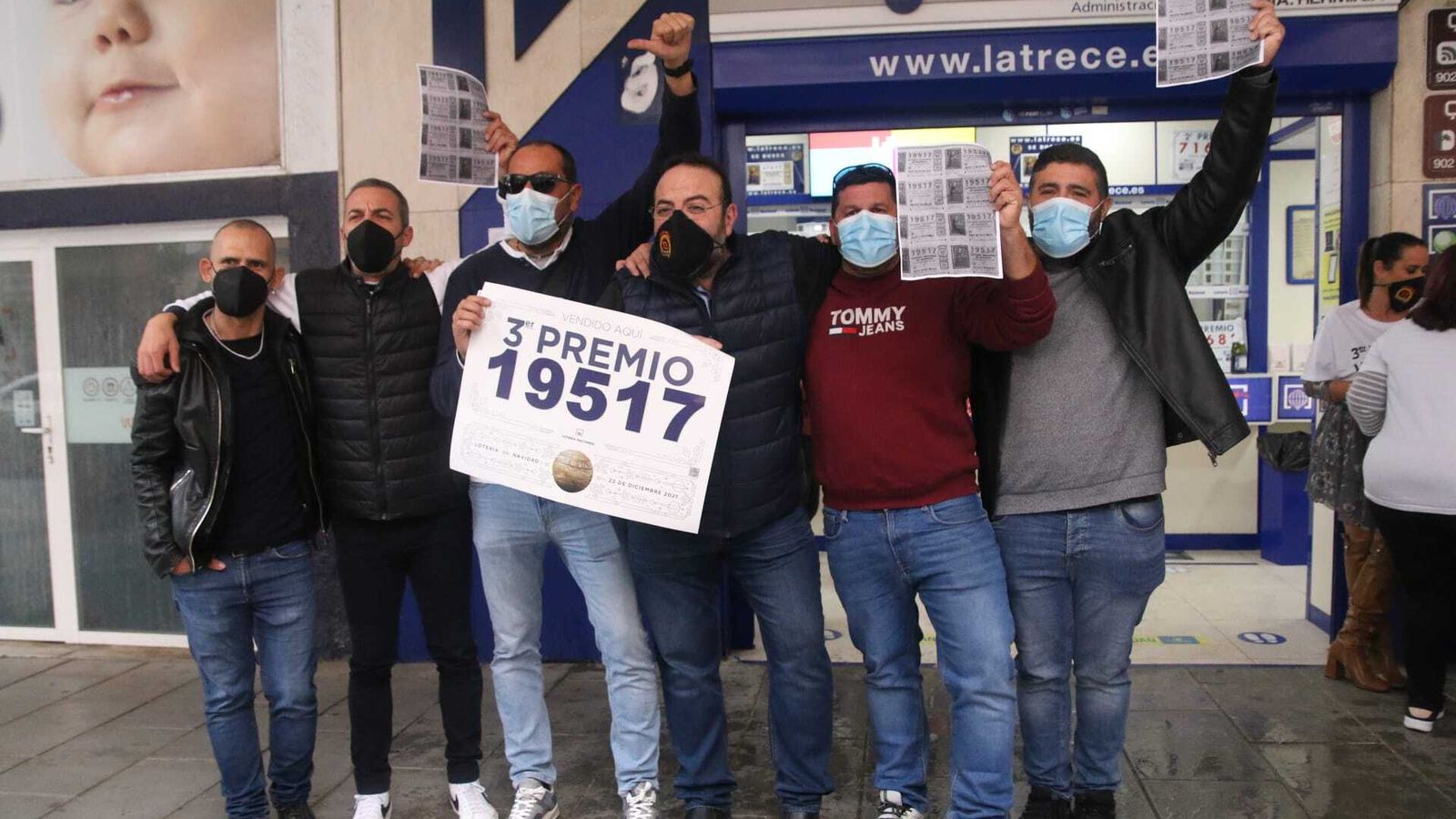 Una peña de la Guardia Civil agraciada con el tercer premio.