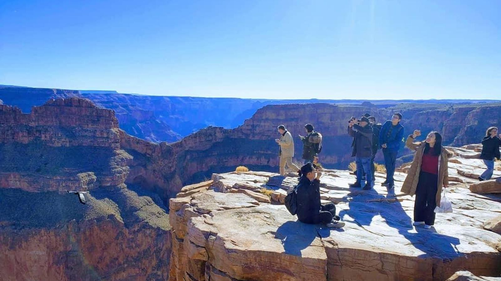 Turistas disfrutando del Gran Cañón.
