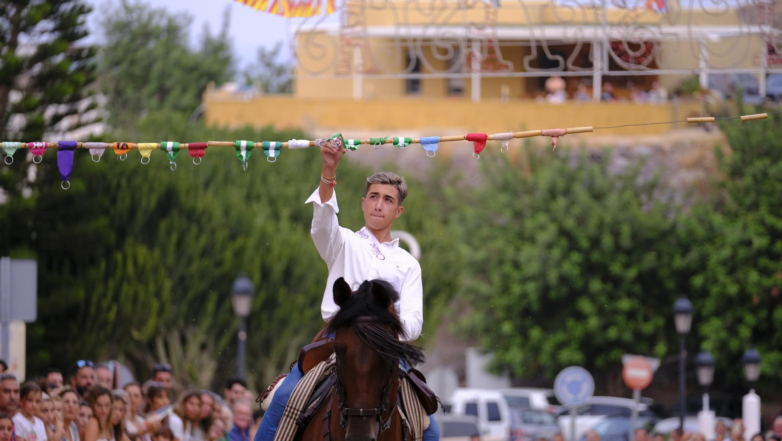 La popular carrera de cintas a caballo de las Fiestas de Mojácar, en imágenes