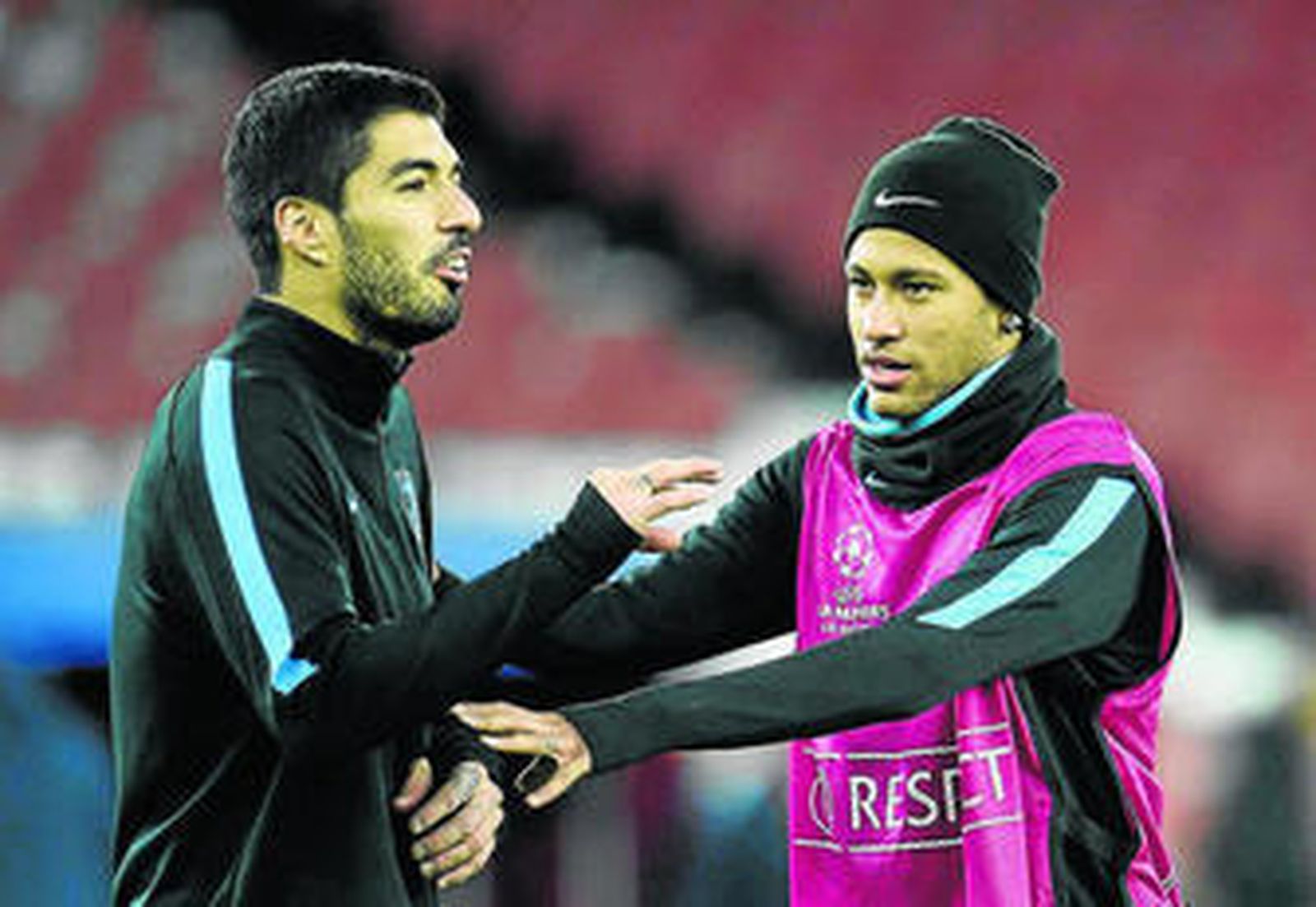 Luis Suárez y Neymar bromean durante el entrenamiento de ayer en Londres.