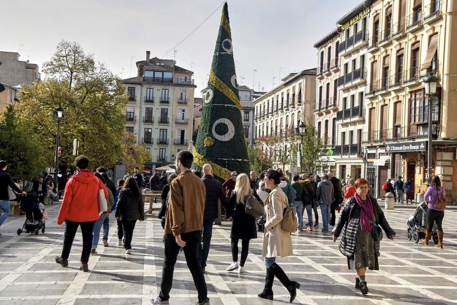 Plaza Nueva, con un árbol de Navidad, es una de las zonas más concurridas de Granada