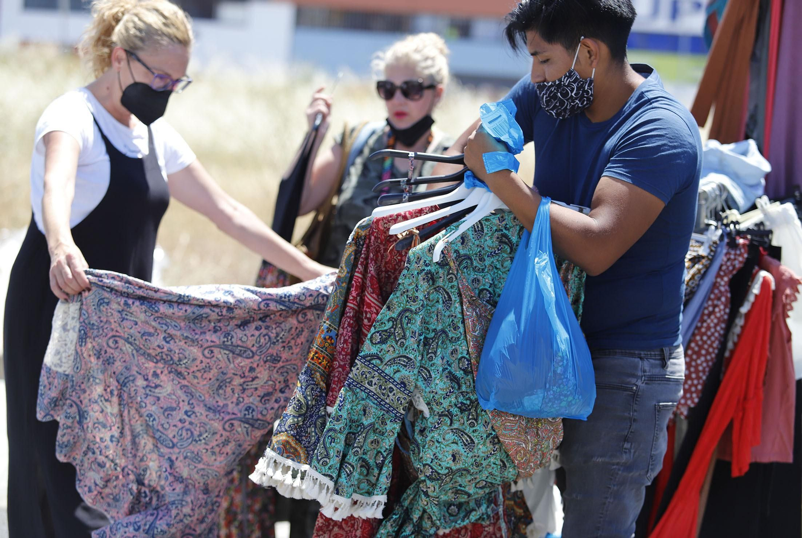 Imágenes del Mercadillo de Huelva en su nueva ubicación