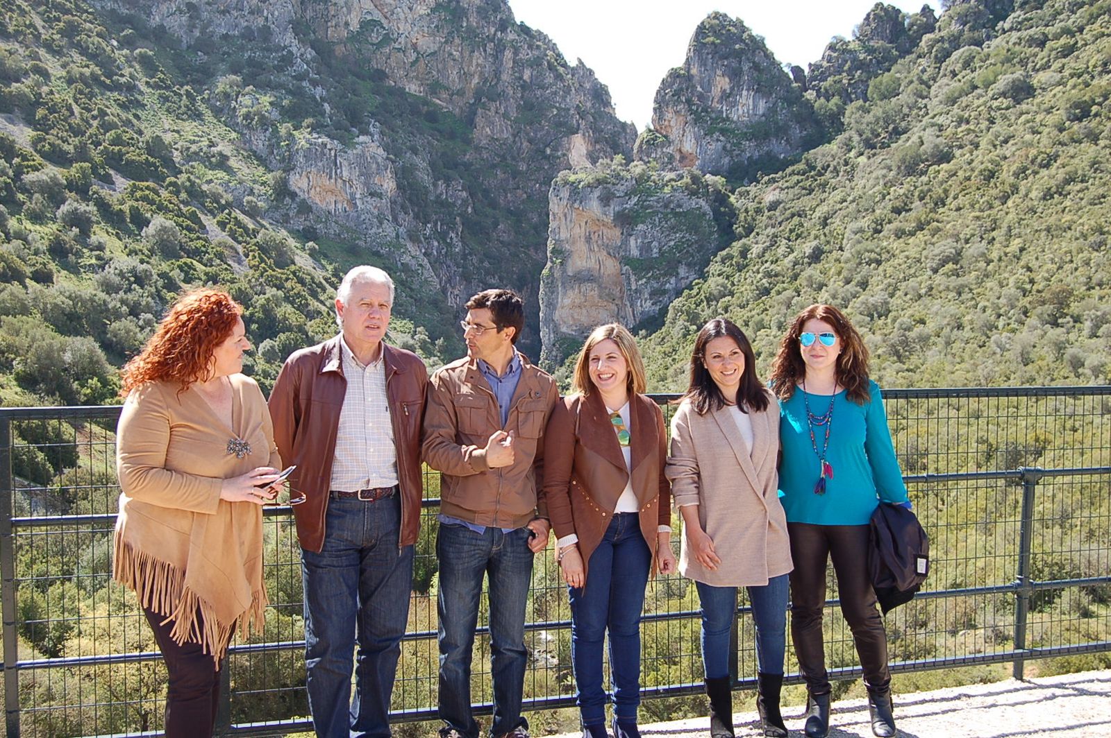 Irene García y Francisco Menacho, junto a otros responsables públicos, en la Vía Verde