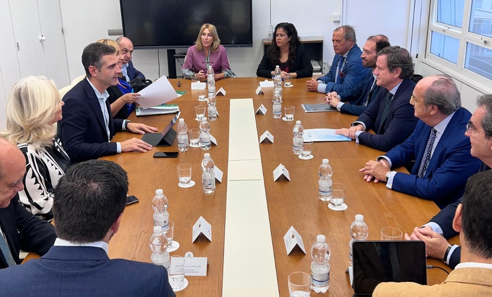 El consejero Fernández Pacheco reunido con los representantes del clúster.
