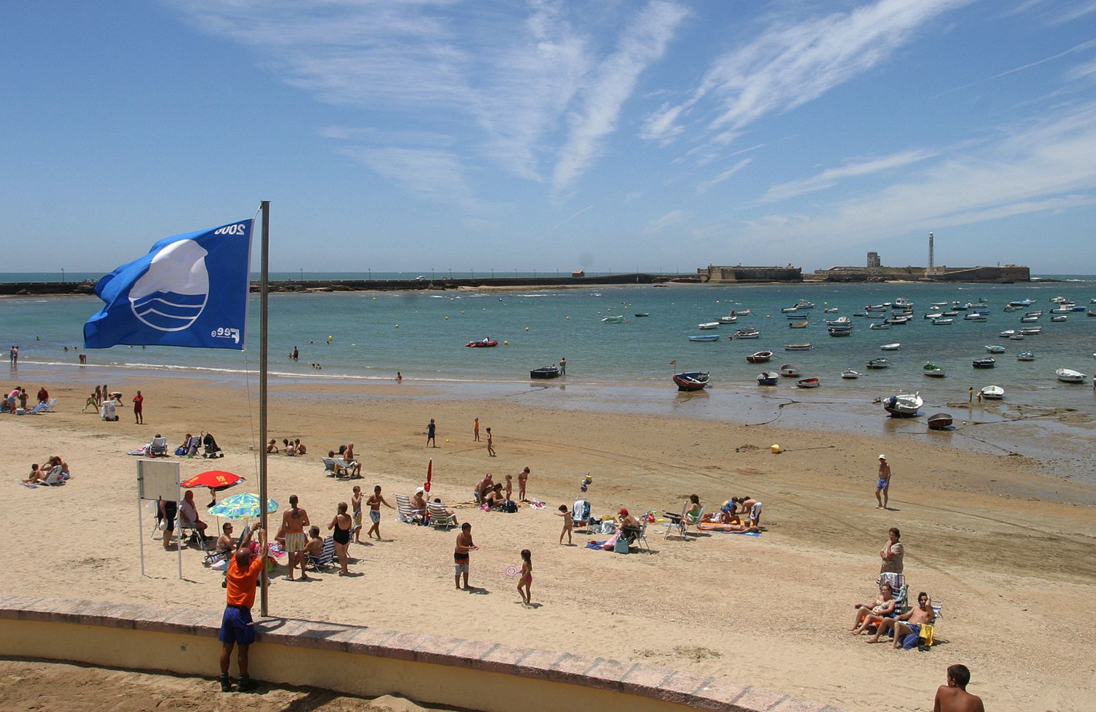 Imagen de archivo de la playa de La Caleta con su bandera azul