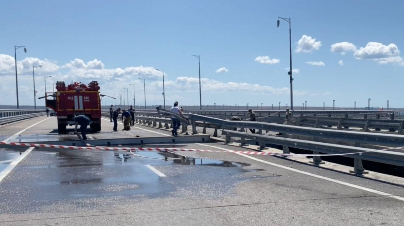 Los bomberos trabajan en el puente.