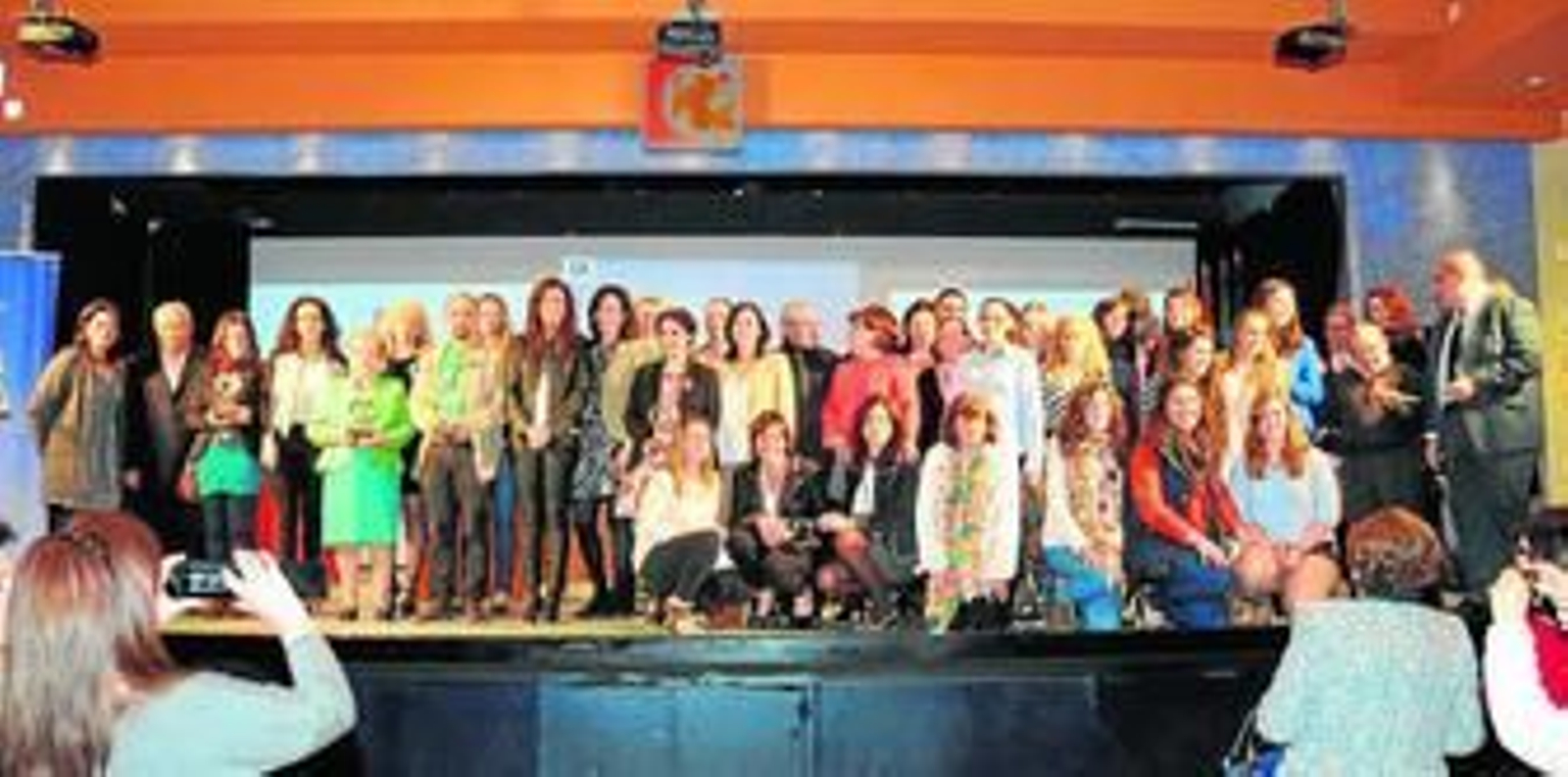 Fotografía de familia de las homenajeadas, sobre el escenario del salón de actos del palacio de la Merced.
