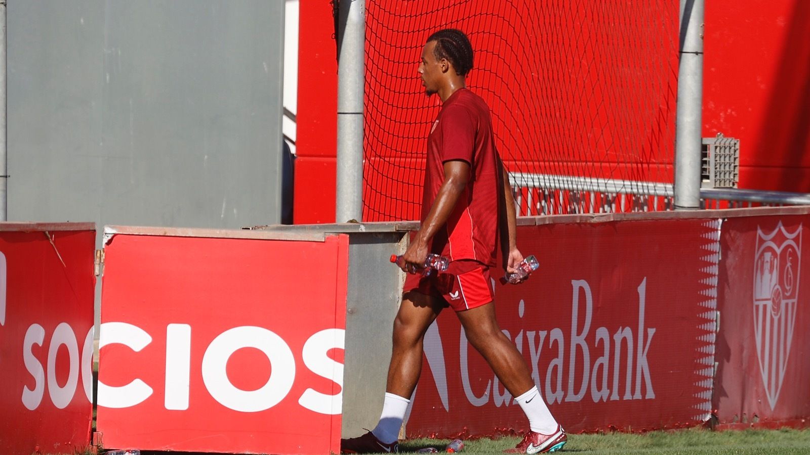 Koundé se dirige al gimnasio tras estar en el césped de la ciudad deportiva.