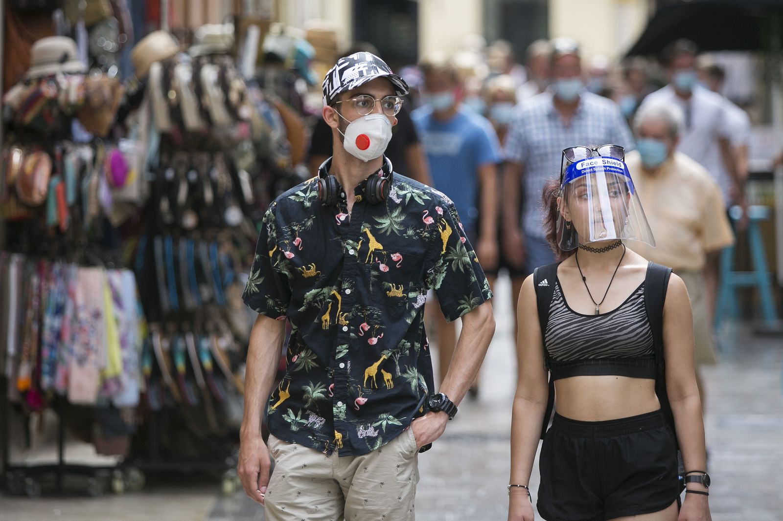 Dos turistas pasean por las calles de Málaga