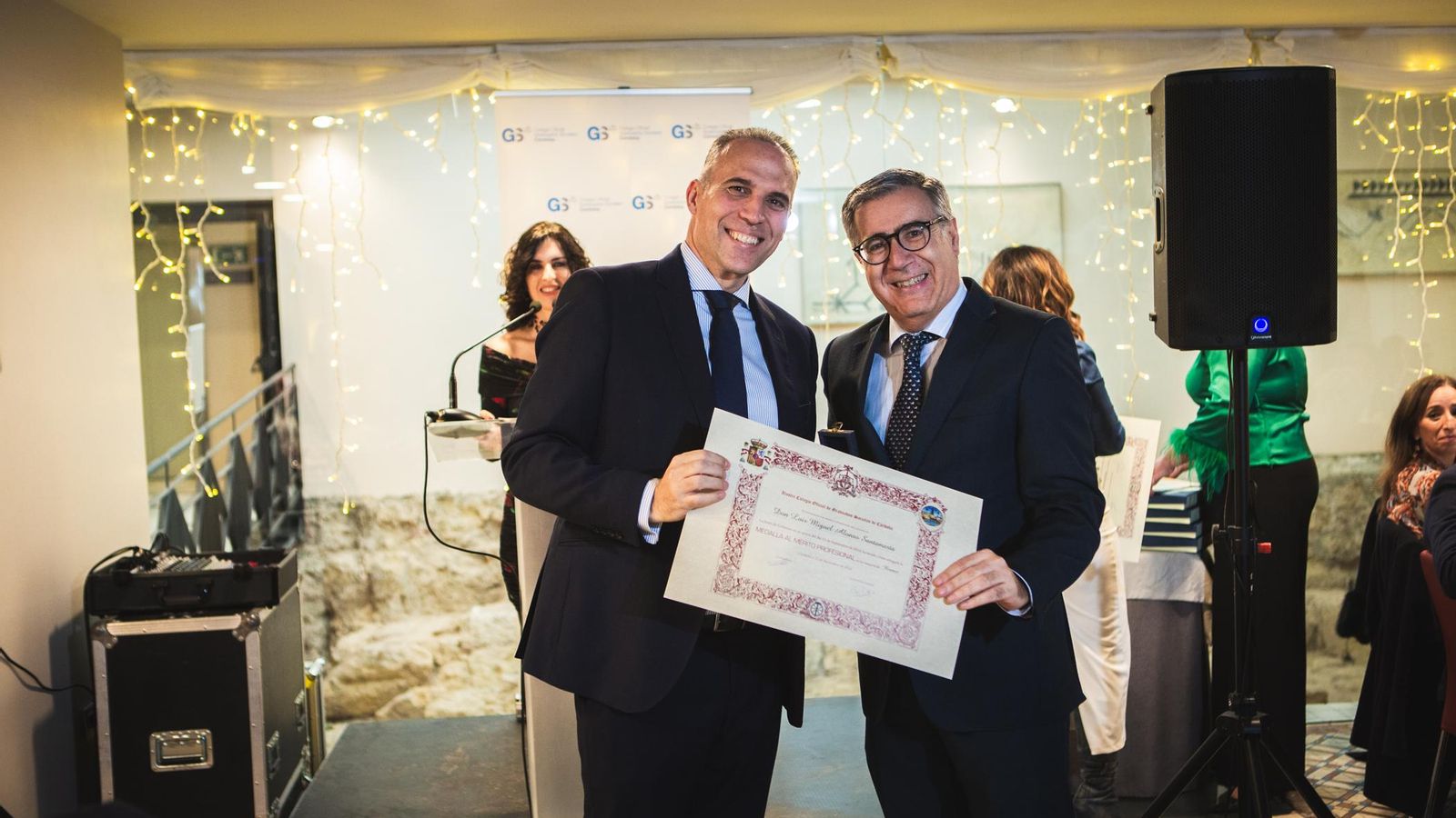 7 Luis Miguel Alonso Santamaría recibió la distinción de la Medalla al Mérito Profesional en la categoría de Bronce tras 10 años de desempeño profesional