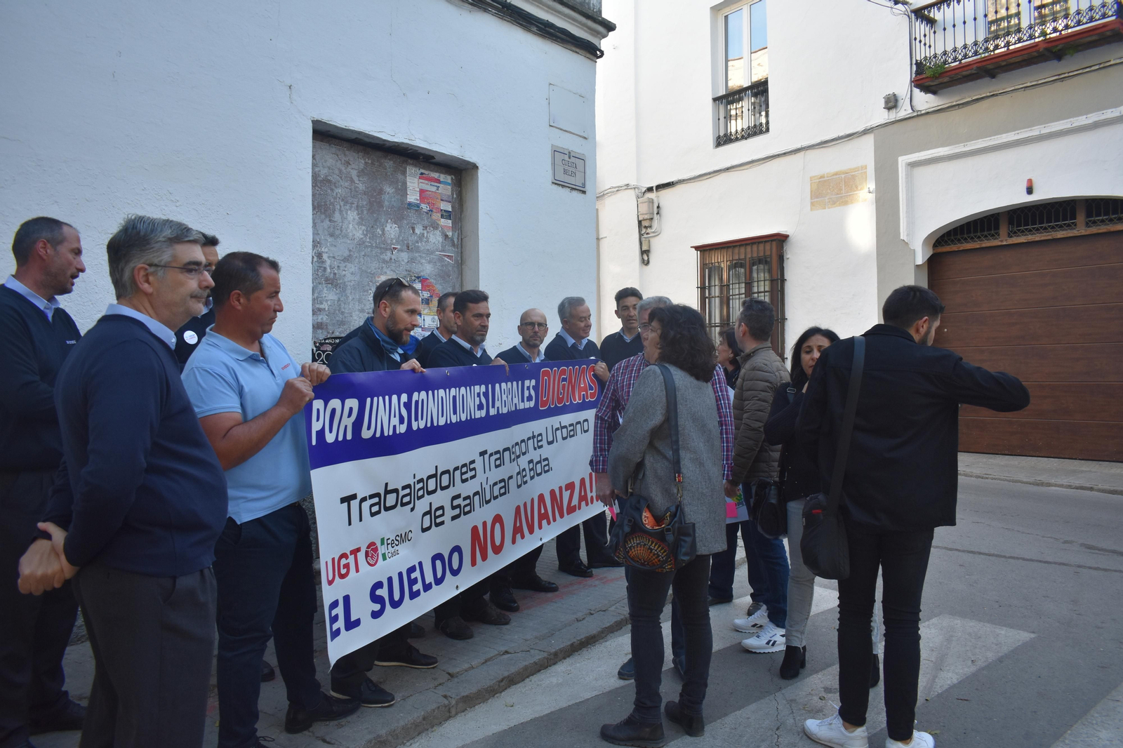 Los trabajadores del servicio de autobuses urbanos de Sanlúcar se concentraron junto a la puerta del Palacio Municipal durante la celebración del pleno del Ayuntamiento.