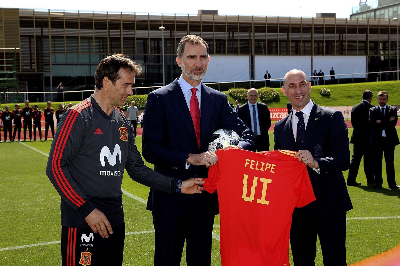Felipe VI recibe la camiseta de la selección de manos de Lopetegui y Rubiales.