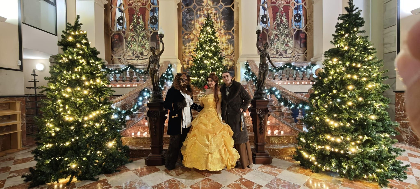 Los personajes de la Bella y la Bestia, con Calleja.