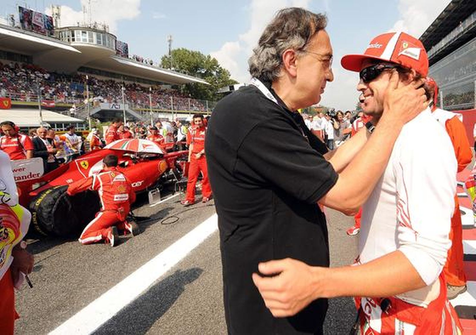 Flavio Briatore habla con Alonso antes de la carrera. / EFE