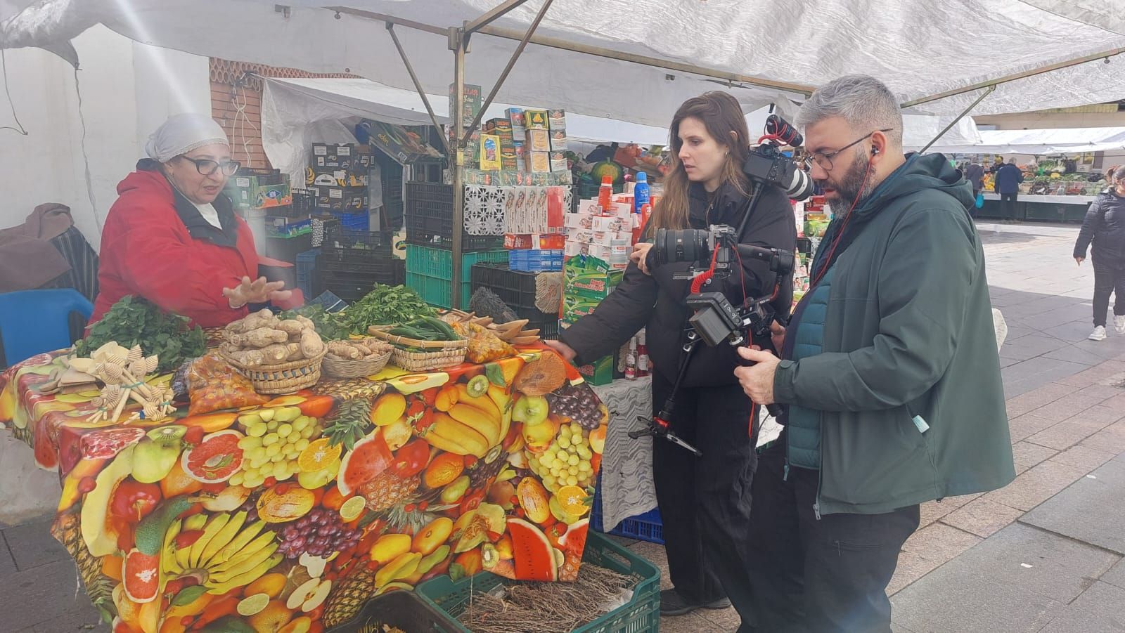 El equipo de 'Beyond the Borders', programa de la televisión pública de Turquía, graba en los puestos exteriores del mercado de Algeciras.