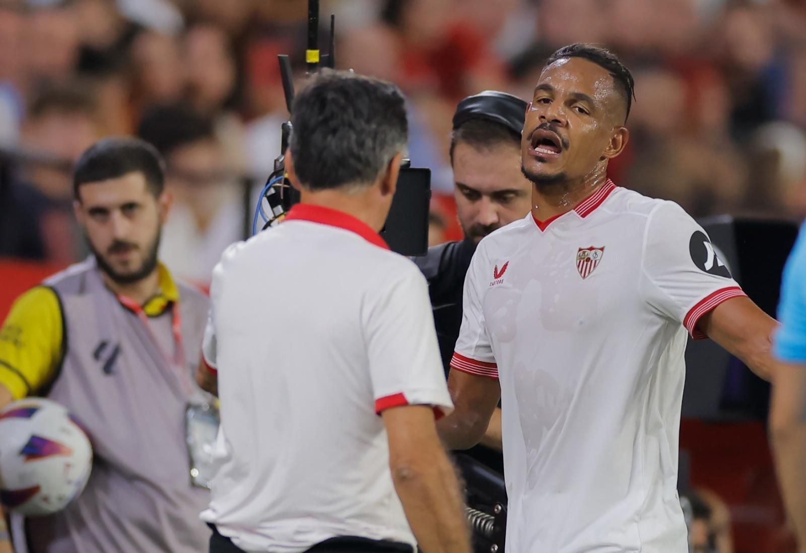 Fernando se dirige a Mendilibar tras ser sustituido.