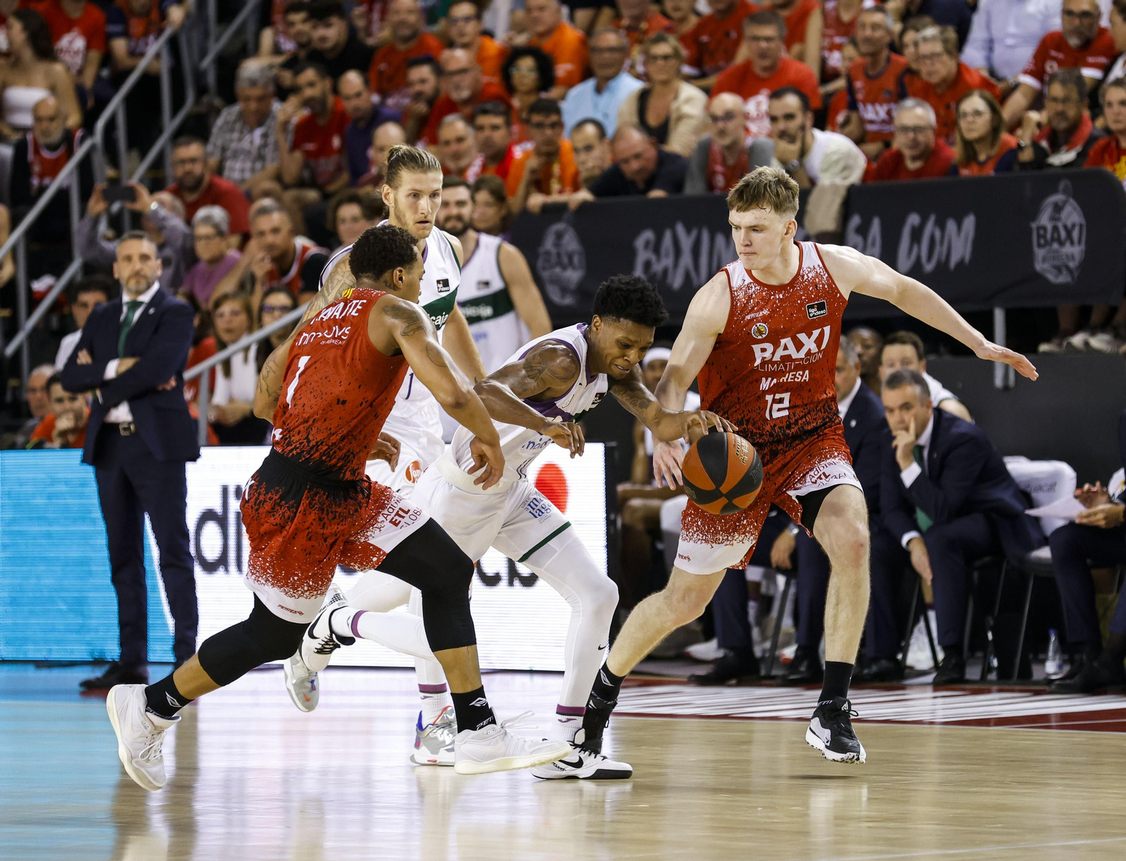 Tyson Carter, entre dos rivales.