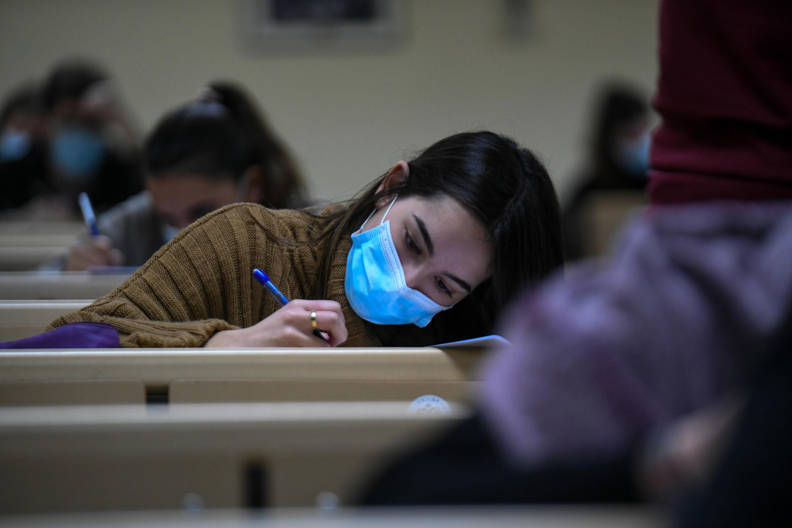 Imagen de archivo de una estudiante de la UGR con mascarilla.