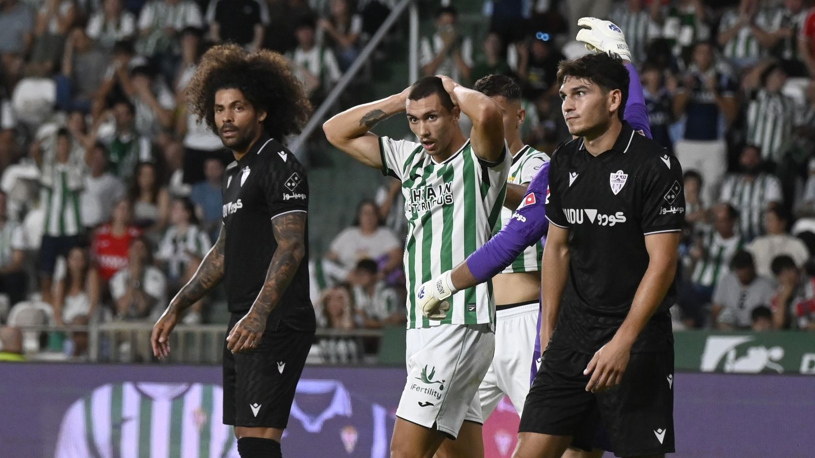 Adri Fuentes lamenta una ocasión fallada en la visita del Almería al Córdoba CF.