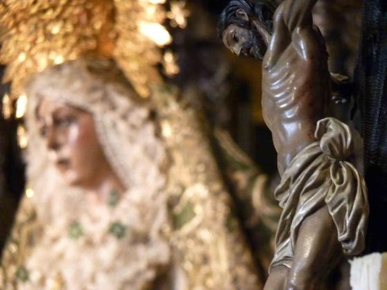 Primer plano del crucificado con la Virgen al fondo.

Foto: Ruesga Bono