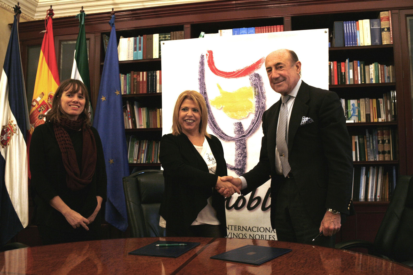 Mamen Sánchez, acompañada de Laura Álvarez, estrecha la mano del presidente del Consejo Regulador, Beltrán Domecq.