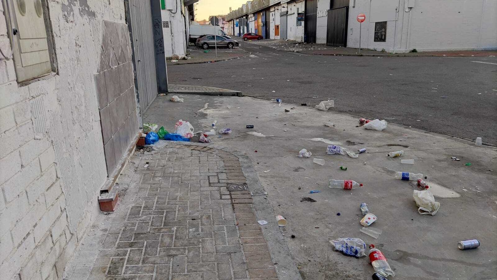 Restos de botellona en las calles del Navisa.