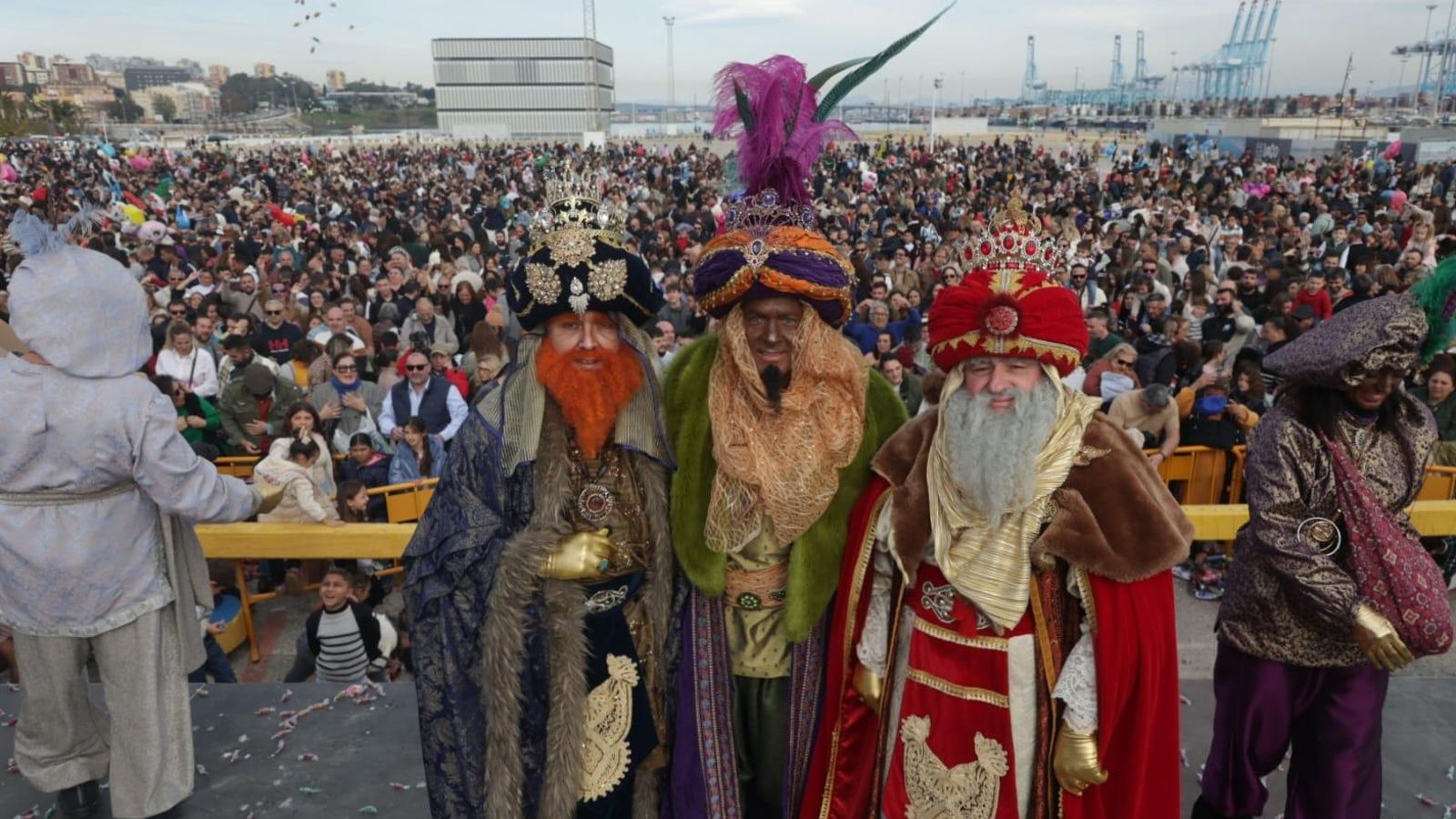 A pesar de la amenaza de lluvia, los Reyes Magos lograron llegar a Algeciras en este 2025.
