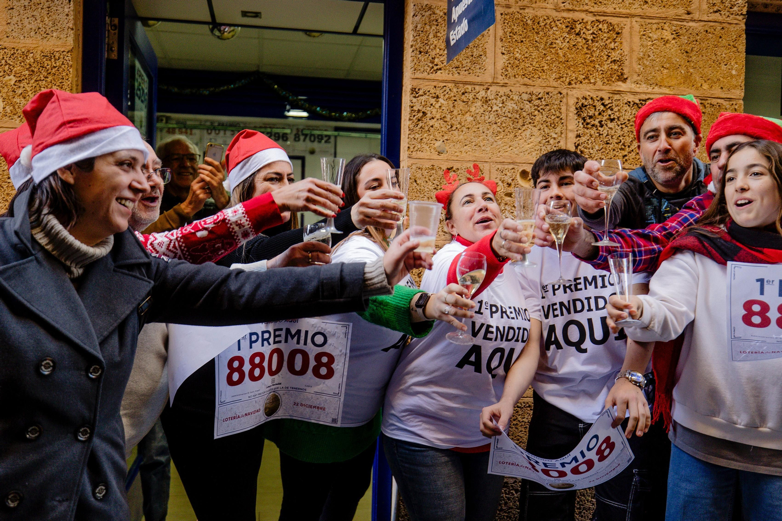 Lotería de Navidad 2023: Las imágenes de la celebración del Gordo en Cádiz