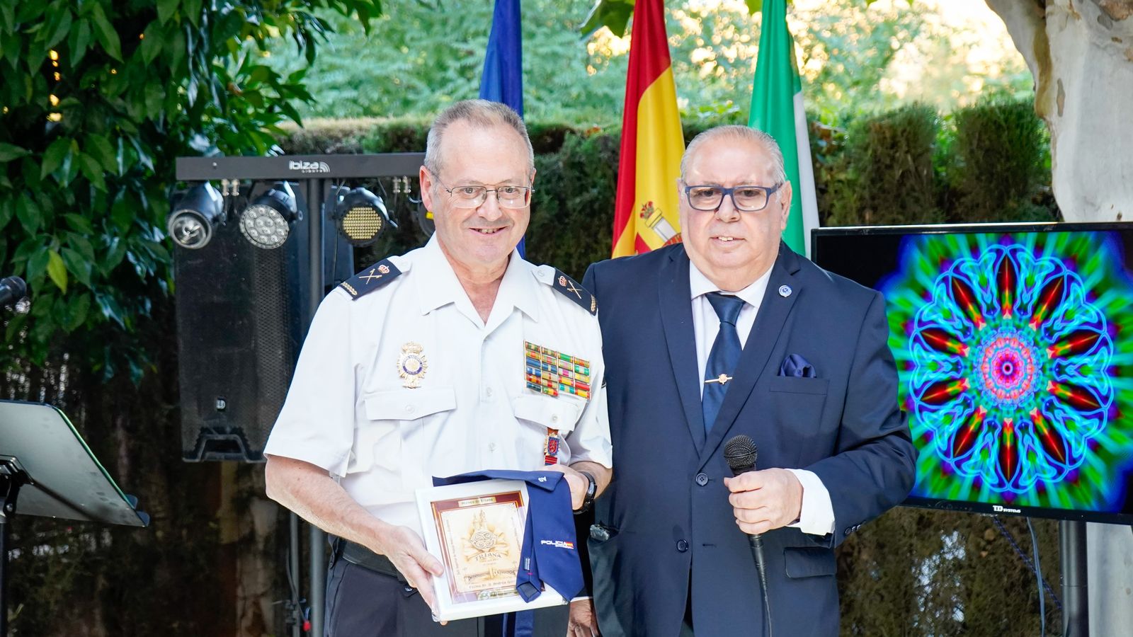 La entrega de premio al Jefe Superior de Policía de Andalucía Occidental, Andrés Martin Garrido Cancio.